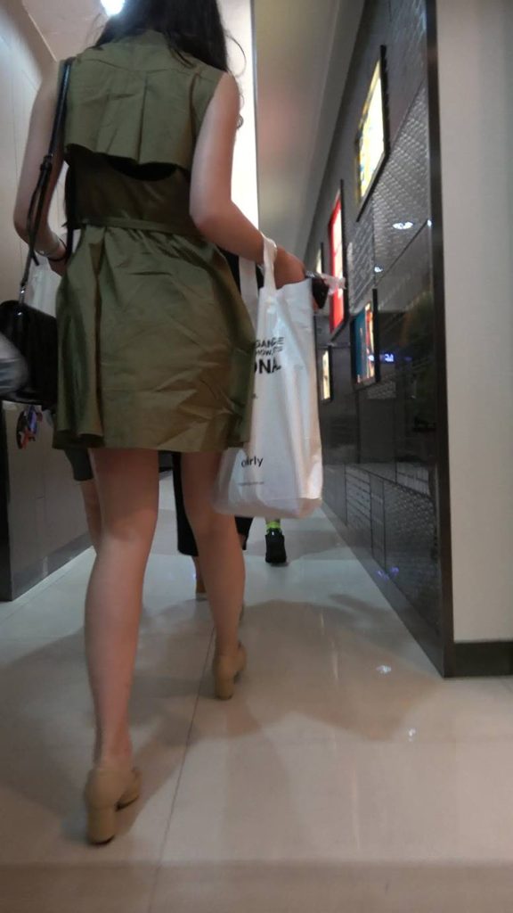 精選街拍攝影 No.004 軍綠色連衣裙高挑長(zhǎng)腿美女 [1V/0.97GB]插圖3