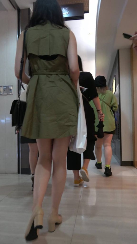 精選街拍攝影 No.004 軍綠色連衣裙高挑長(zhǎng)腿美女 [1V/0.97GB]插圖2