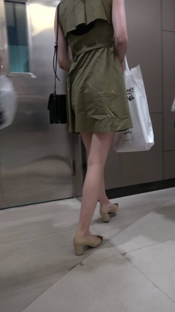 精選街拍攝影 No.004 軍綠色連衣裙高挑長(zhǎng)腿美女 [1V/0.97GB]插圖4