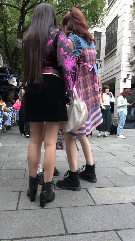 精選街拍攝影 No.005 可愛(ài)的長(zhǎng)腿長(zhǎng)發(fā)美眉 [1V/2.60GB]-無(wú)料攝影圈