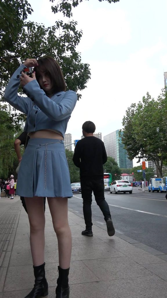 精選街拍攝影 No.006 藍(lán)色小短裙皮靴美眉 [1V/515MB]插圖3
