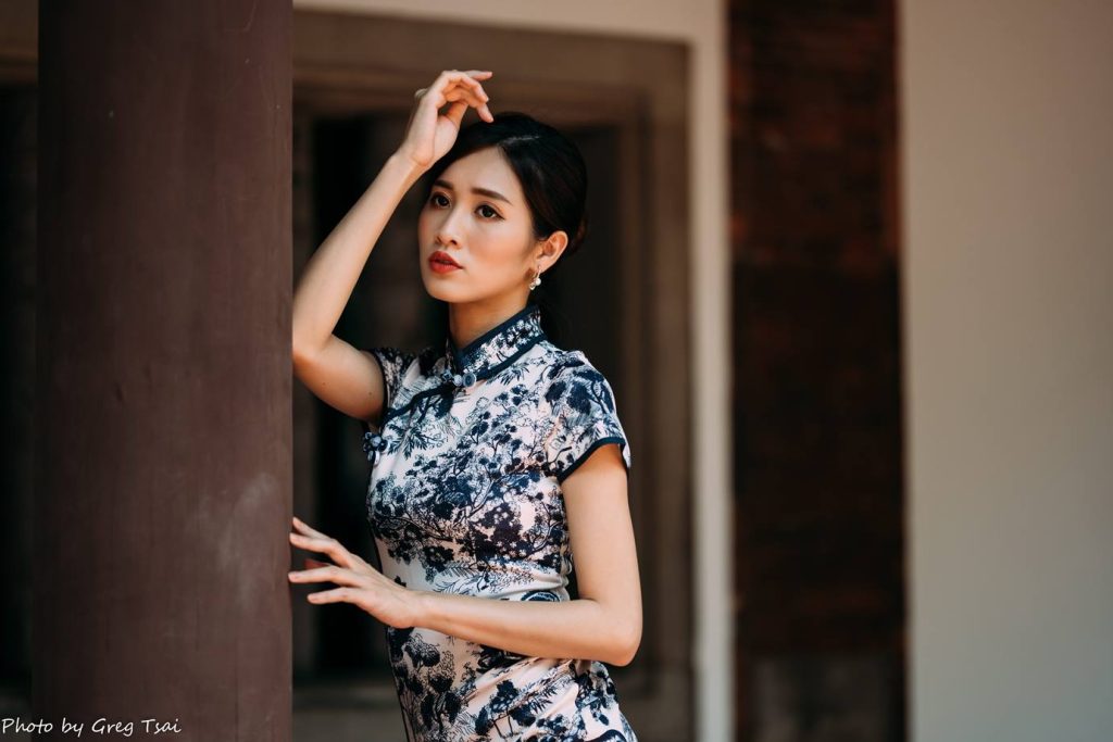 精選街拍攝影 No.044 張?bào)?短旗袍絲襪高跟美腿 [54P/81MB]插圖