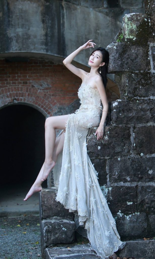 精選街拍攝影 No.060 王紅 簍空白紗涼高美腿 [70P/81MB]插圖