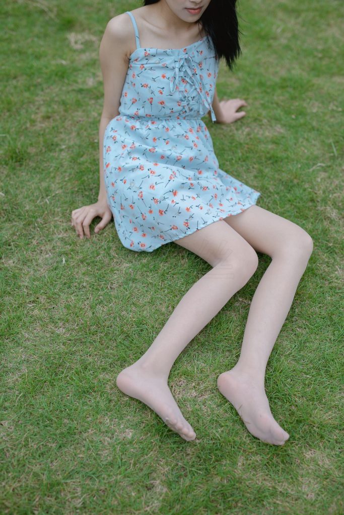 尤蜜絲攝影作品 NO.049 穿搭推廣展示圖集 公園里的藍(lán)色碎花裙[68P/662MB]插圖