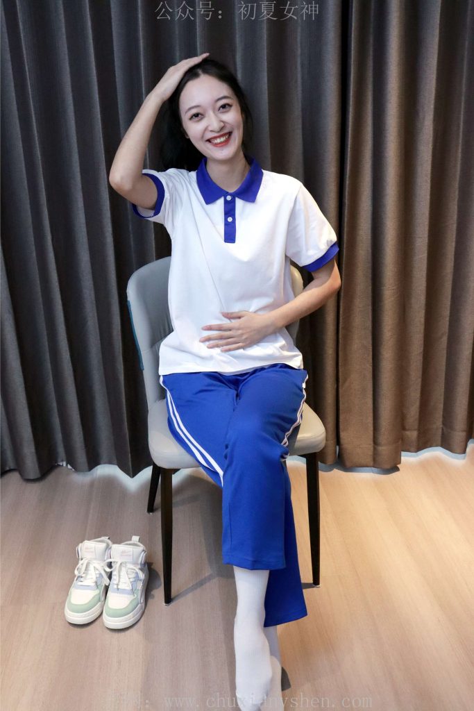 初夏女神 NO.001 依依 校服搭配37碼運(yùn)動鞋拍攝[126P/1V/5.44GB]插圖