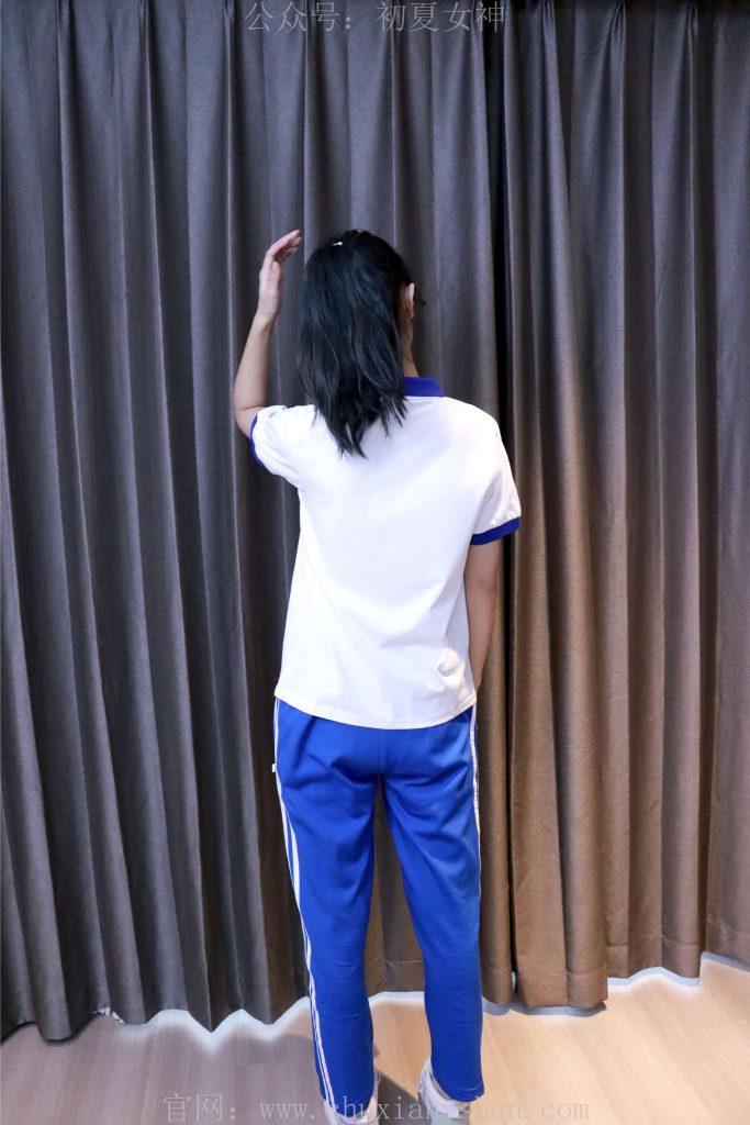 初夏女神 NO.001 依依 校服搭配37碼運(yùn)動鞋拍攝[126P/1V/5.44GB]插圖3