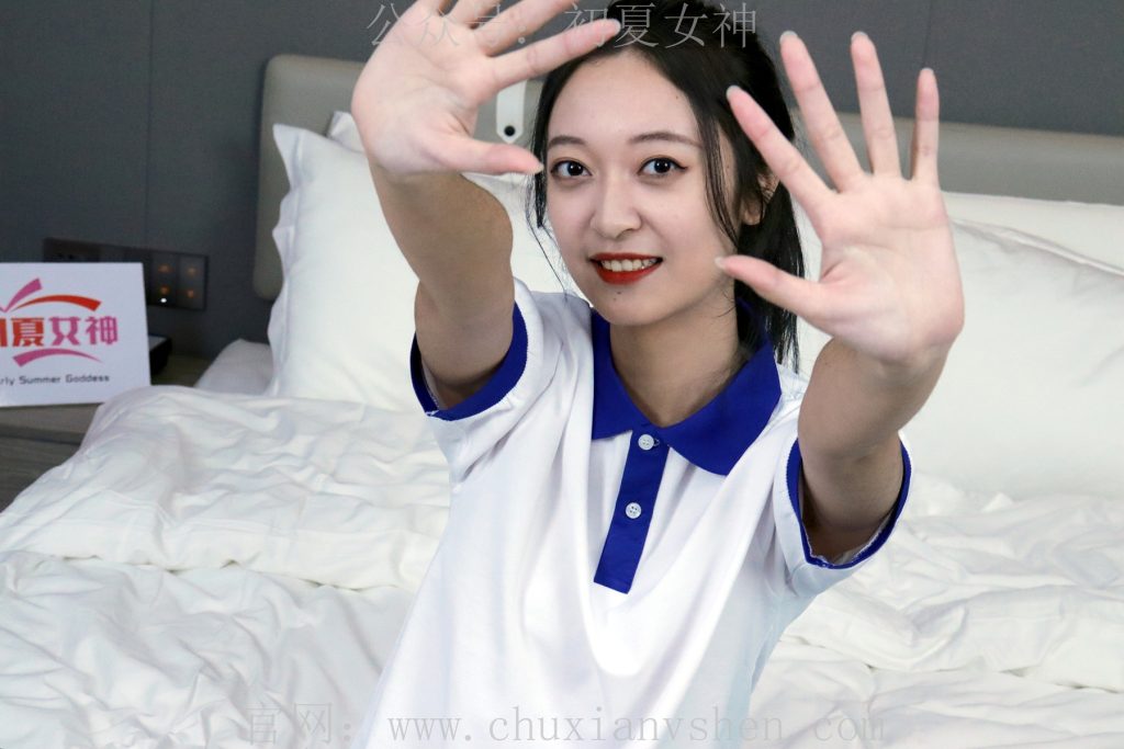 初夏女神 NO.001 依依 校服搭配37碼運(yùn)動鞋拍攝[126P/1V/5.44GB]插圖2