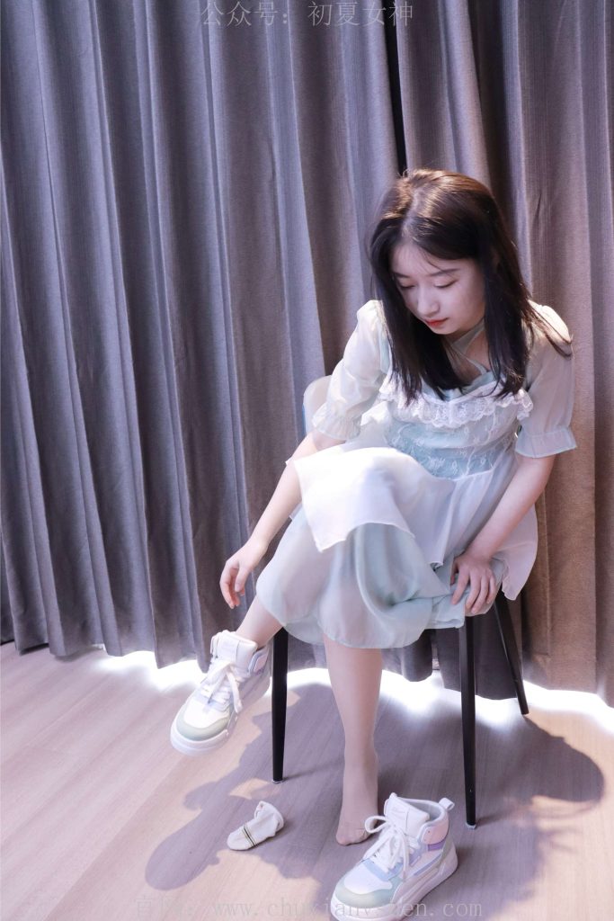 初夏女神 NO.009 念念 綠野仙蹤M碼連衣裙搭回力球鞋[120P/1V/5.53GB]插圖