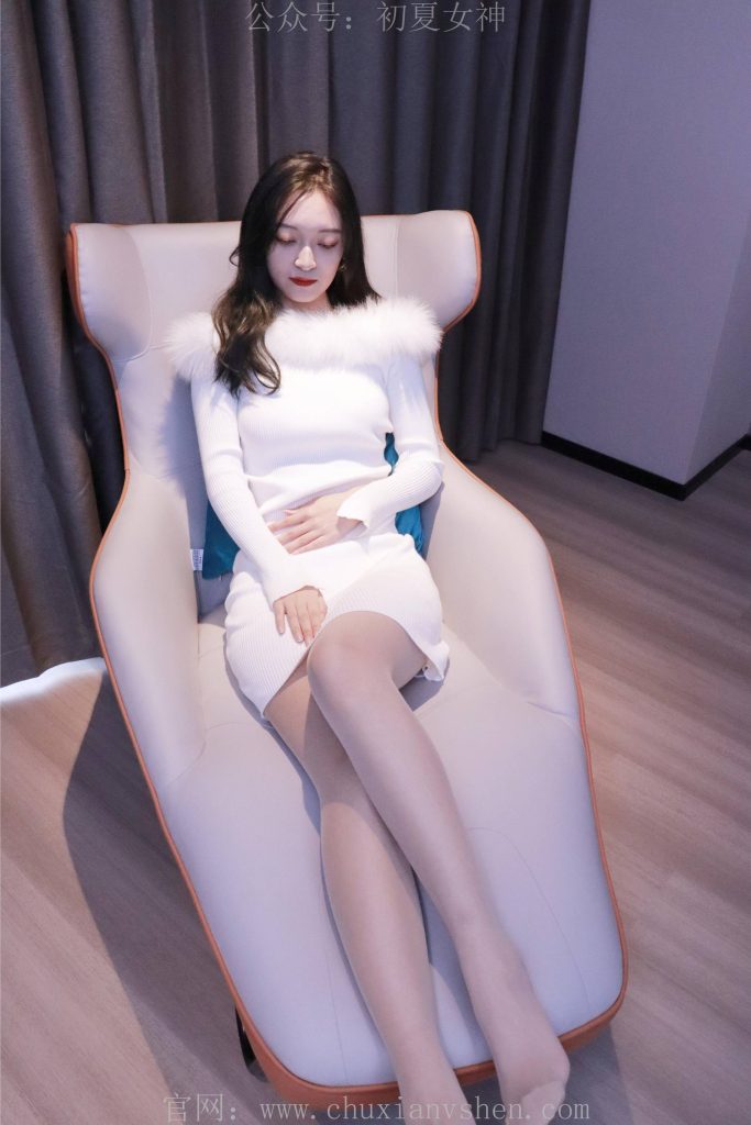 初夏女神 NO.010 依依 2022款白色毛領(lǐng)連衣裙搭白色短靴[147P/1V/5.55GB]插圖