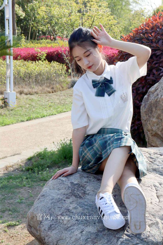 初夏女神 NO.019 念念 墨綠色JK搭配三葉草貝殼頭鞋期[155P/1V/4.84GB]插圖3