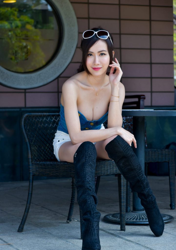 精選街拍攝影 No.105 Dora Shi 妍希 露肩短褲長(zhǎng)靴美腿 [73P/272M]插圖