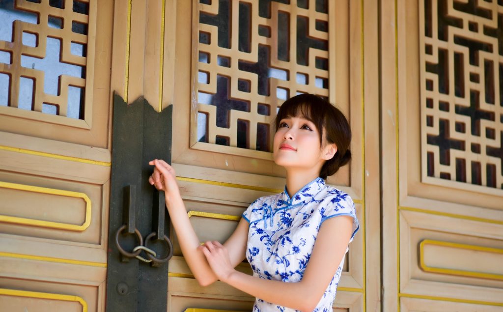 精選街拍攝影 No.112 繆婉瑜 藍花短旗袍美腿 [28P/88M]插圖1