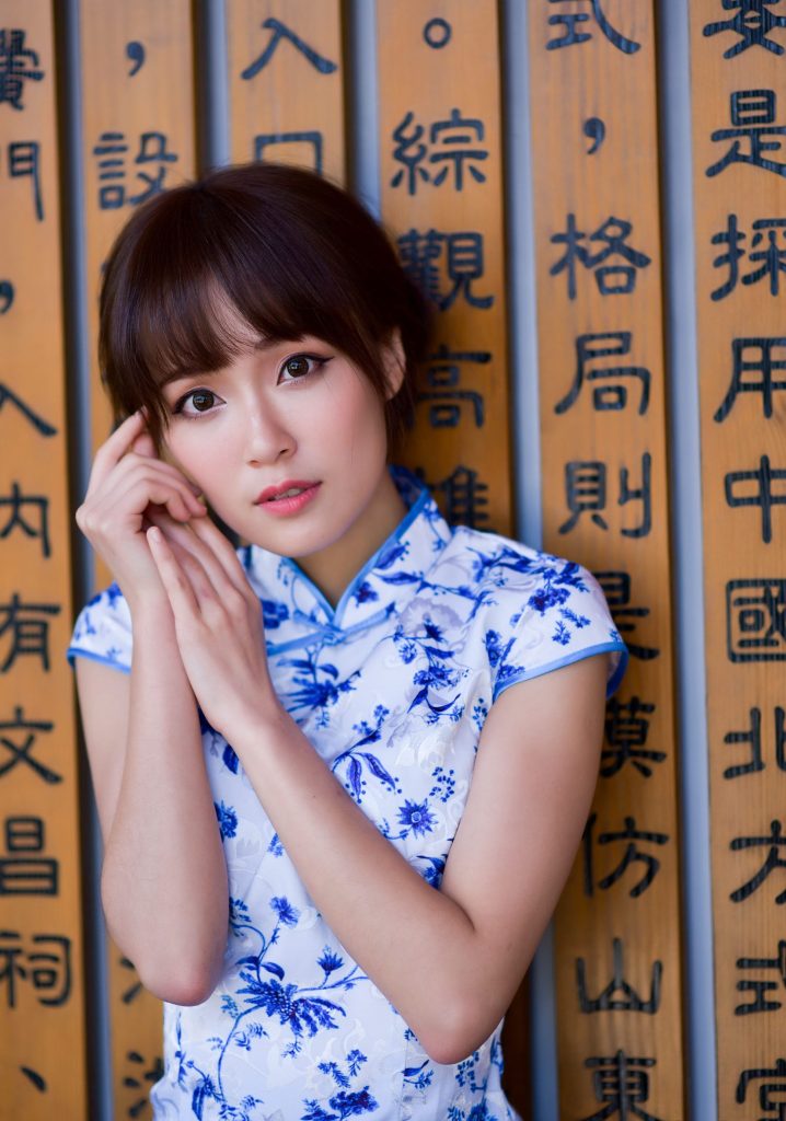 精選街拍攝影 No.112 繆婉瑜 藍花短旗袍美腿 [28P/88M]插圖