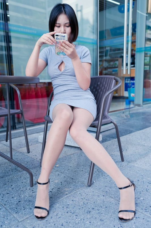 精選街拍攝影 No.229 在商業(yè)廣場(chǎng)看哈哈鏡的包臀裙肉絲萌寶兒 1 [110P/117M]-無(wú)料攝影圈