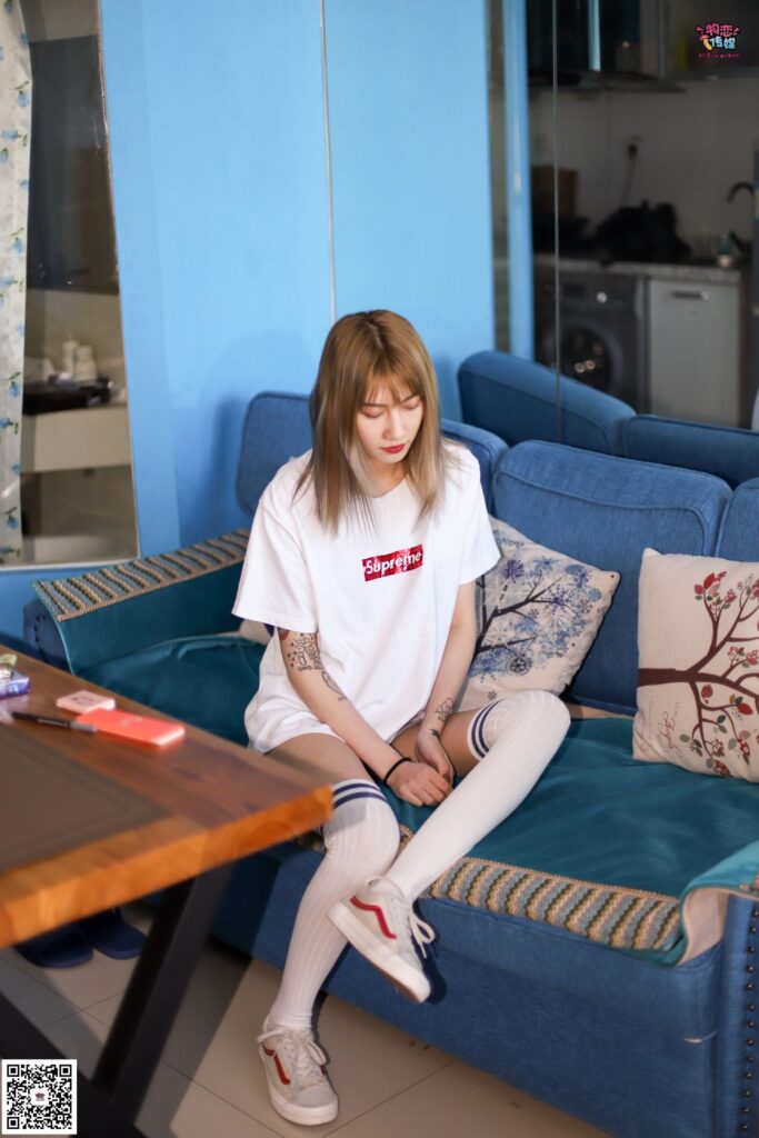 勿戀傳媒#No.002 酷酷的18歲黑絲少女 演繹黑絲與白長筒襪的碰撞 [176P/2.10GB]插圖1