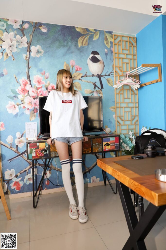 勿戀傳媒#No.002 酷酷的18歲黑絲少女 演繹黑絲與白長筒襪的碰撞 [176P/2.10GB]插圖2