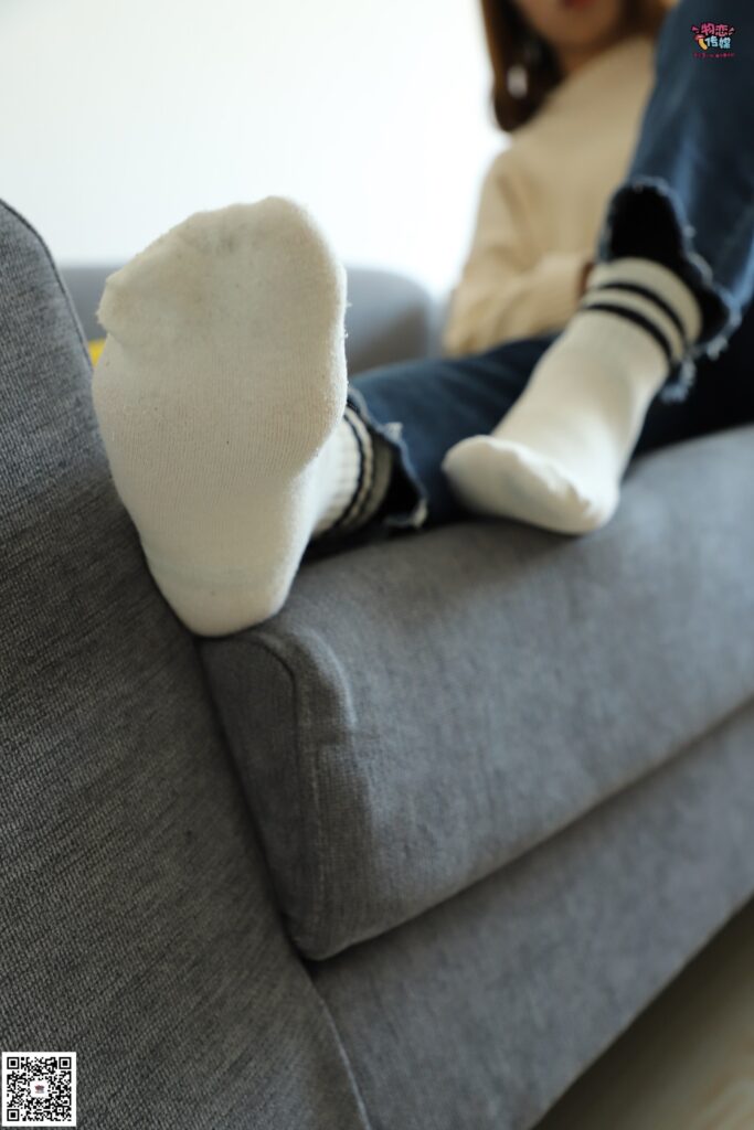 勿戀傳媒 No.006 可愛的大一小解解來啦，黑白棉襪加絲襪哦 [99P/1.07GB]插圖2