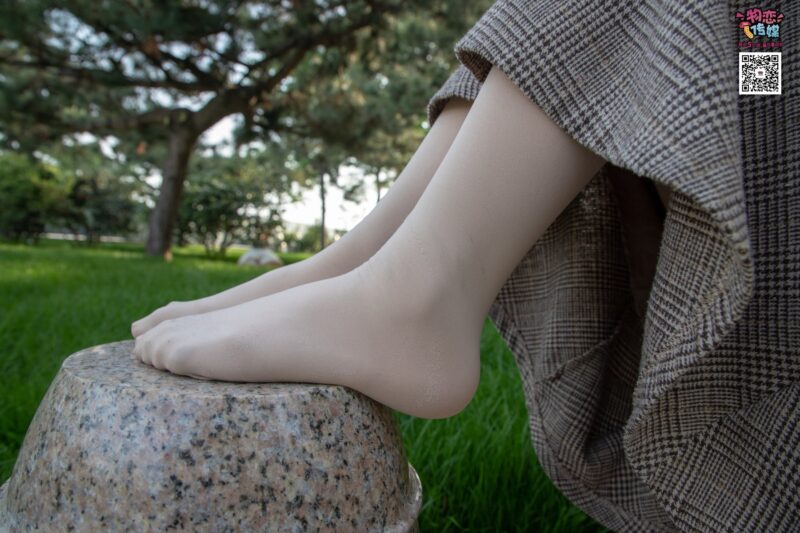 [物戀傳媒] NO.015 書香氣質(zhì)女生，肉絲搭配白棉襪 [192P/1V/1.46GB]-無料攝影圈