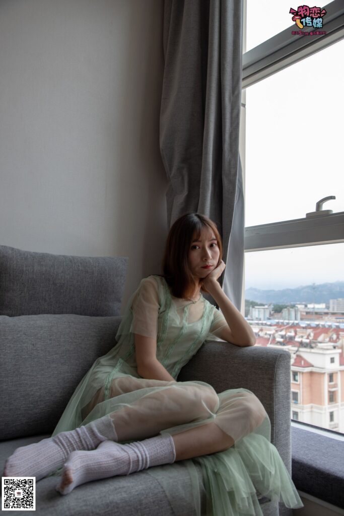 勿戀傳媒 No.025 密桃成熟時(shí),嫩綠紗裙搭配白色蕾SI襪,青澀又撩人 [211P/1V/2.29GB]插圖2