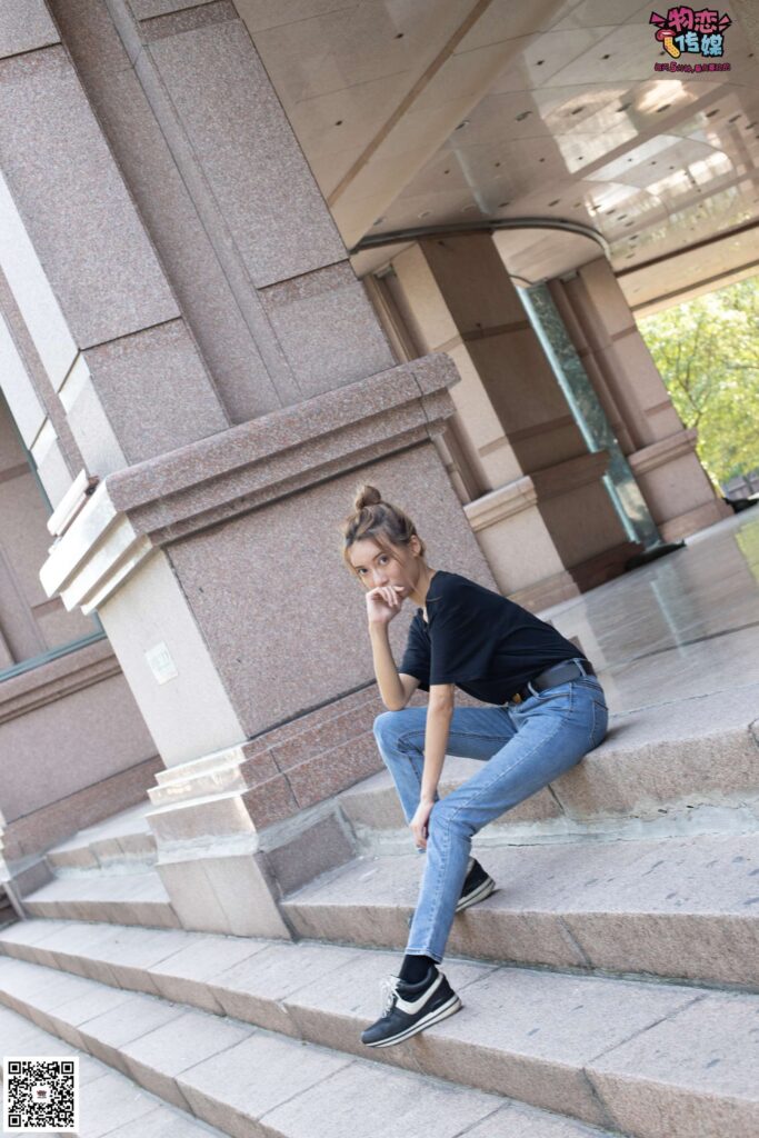 物戀傳媒 No.047 丸子頭的大眼妹,黑體恤搭配經(jīng)典牛仔褲 [105P/1V/896MB]插圖2