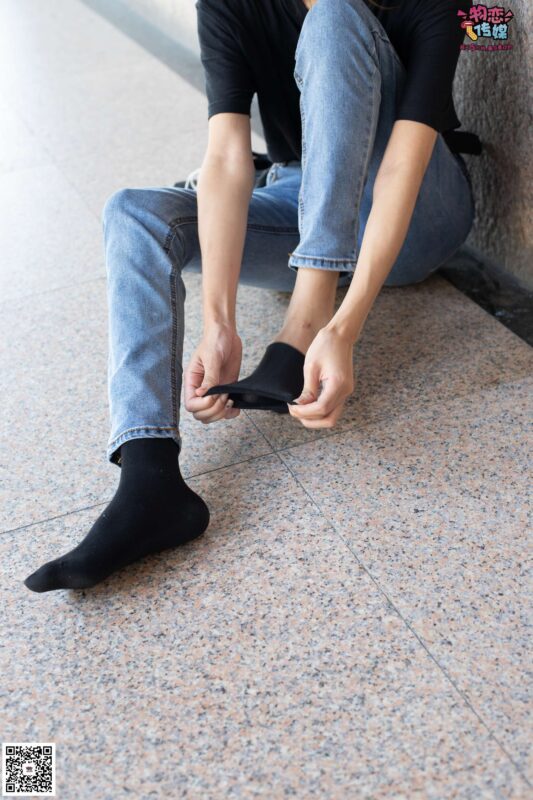 物戀傳媒 No.047 丸子頭的大眼妹,黑體恤搭配經(jīng)典牛仔褲 [105P/1V/896MB]-無料攝影圈