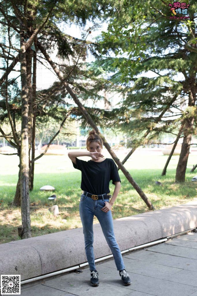 物戀傳媒 No.047 丸子頭的大眼妹,黑體恤搭配經(jīng)典牛仔褲 [105P/1V/896MB]插圖1