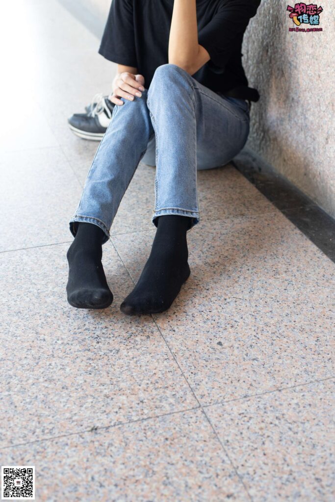 物戀傳媒 No.047 丸子頭的大眼妹,黑體恤搭配經(jīng)典牛仔褲 [105P/1V/896MB]插圖3