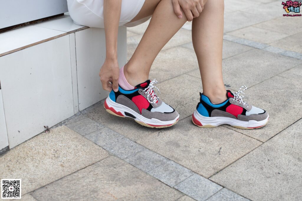 物戀傳媒 No.049 露肩連衣裙搭配撞色老爹鞋，搭配粉色短棉襪 [126P/1V/1.07GB]插圖1