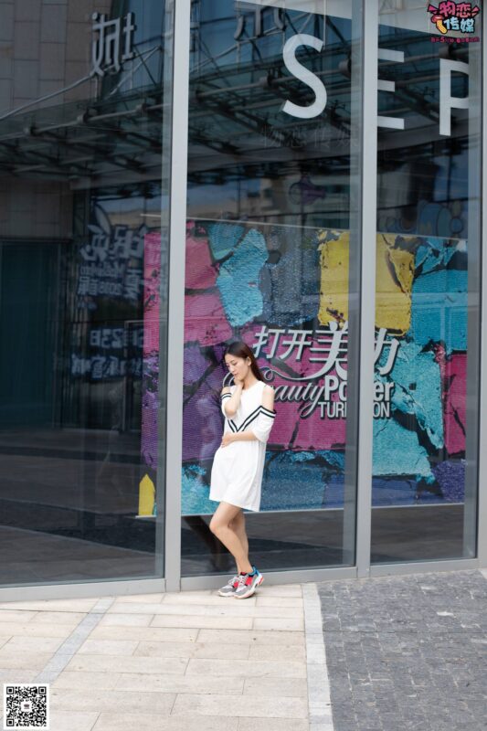 物戀傳媒 No.049 露肩連衣裙搭配撞色老爹鞋，搭配粉色短棉襪 [126P/1V/1.07GB]-無料攝影圈