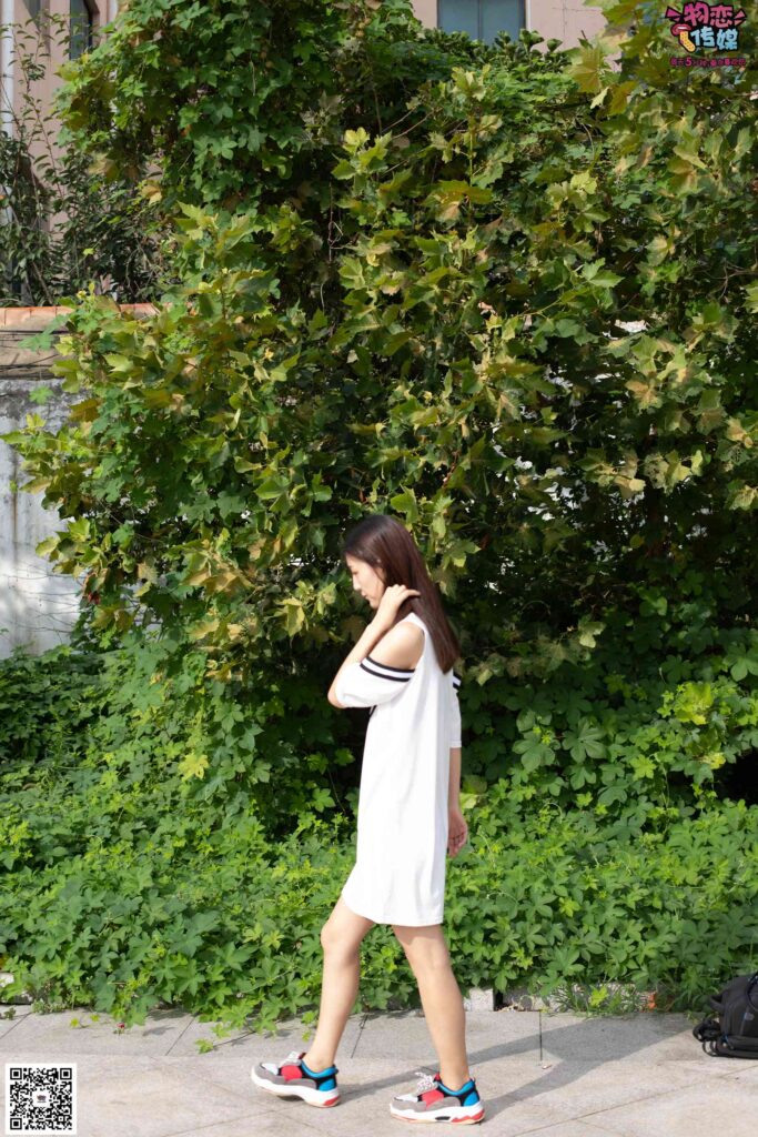 物戀傳媒 No.049 露肩連衣裙搭配撞色老爹鞋，搭配粉色短棉襪 [126P/1V/1.07GB]插圖2