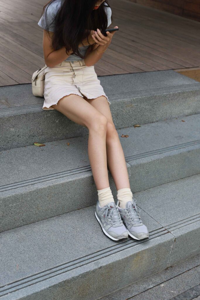 勿戀傳媒 No.050 待我長(zhǎng)發(fā)及腰,只為你的微笑,灰色NB配淺黃棉襪 [145P/1V/1.55GB]插圖3