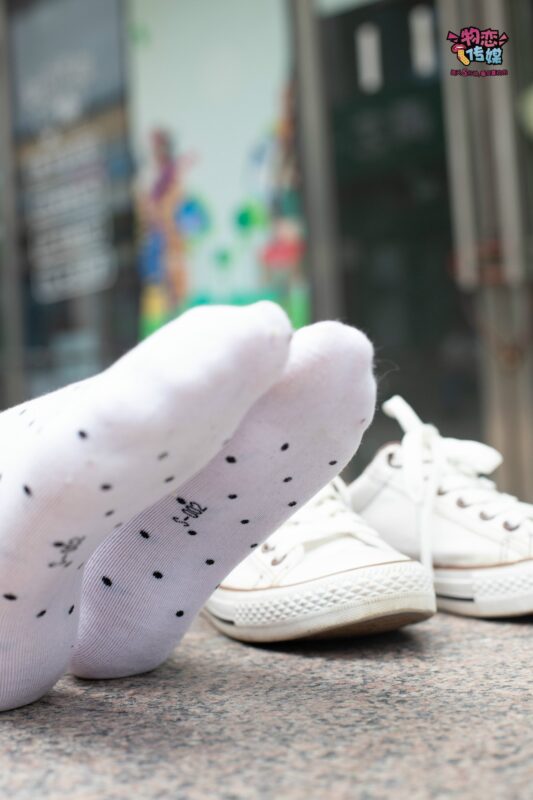 物戀傳媒 No.51 俏皮露肩T恤搭配粉色小短裙,白色板鞋配白色斑點(diǎn)襪 [148P/V/1.10GB]-無(wú)料攝影圈