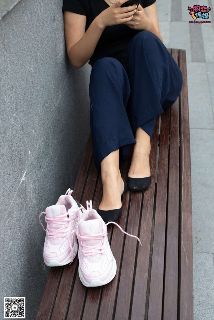 物戀傳媒 No.053 些許肉感，很多性感~粉色小跑鞋配黑色船襪 [124P/1V/938MB]插圖3