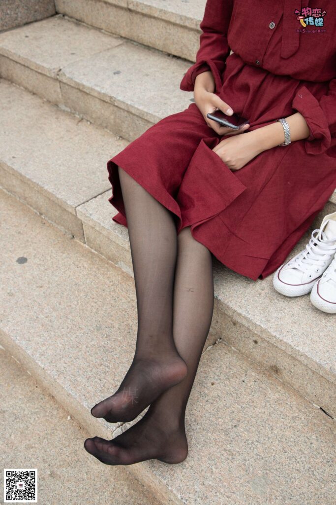 勿戀傳媒 No.055 一襲紅的神秘與熱情,經(jīng)典白色匡威高幫配黑絲 [143P/1V/1.09GB]插圖1