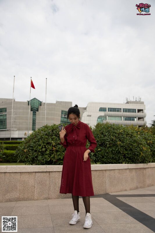 勿戀傳媒 No.055 一襲紅的神秘與熱情,經(jīng)典白色匡威高幫配黑絲 [143P/1V/1.09GB]-無料攝影圈