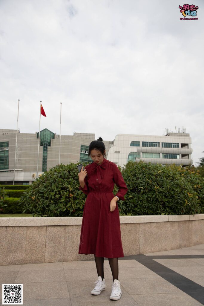 勿戀傳媒 No.055 一襲紅的神秘與熱情,經(jīng)典白色匡威高幫配黑絲 [143P/1V/1.09GB]插圖