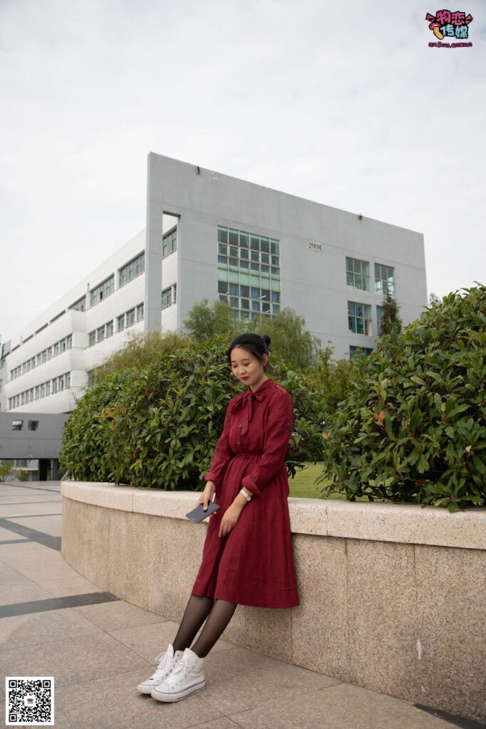 勿戀傳媒 No.055 一襲紅的神秘與熱情,經(jīng)典白色匡威高幫配黑絲 [143P/1V/1.09GB]插圖2