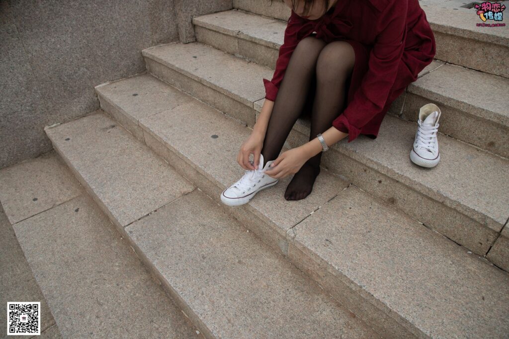 勿戀傳媒 No.055 一襲紅的神秘與熱情,經(jīng)典白色匡威高幫配黑絲 [143P/1V/1.09GB]插圖3