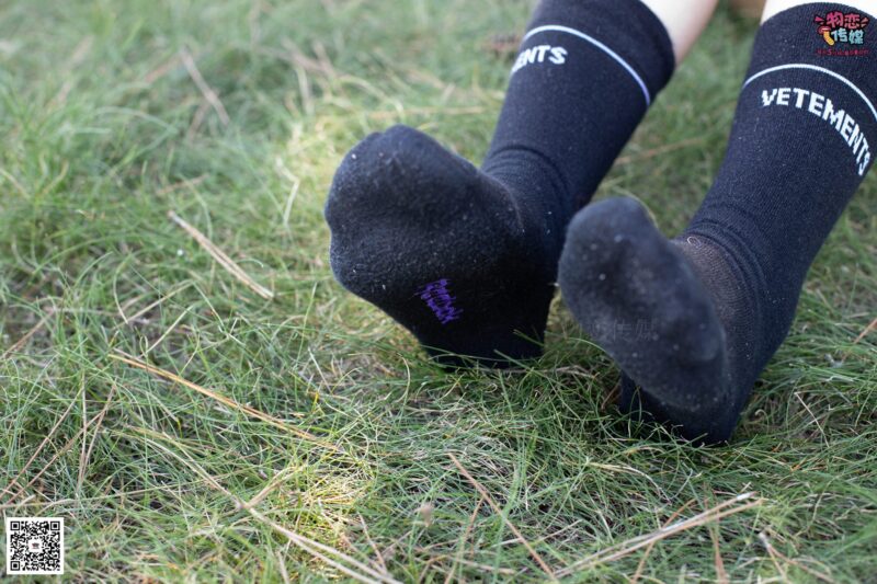 物戀傳媒 No.056 眼神犀利,表情高冷小姐姐的深藍(lán)色棉襪 [160P/1V/1.35GB]-無料攝影圈