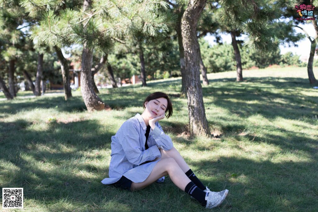 物戀傳媒 No.056 眼神犀利,表情高冷小姐姐的深藍色棉襪 [160P/1V/1.35GB]插圖2