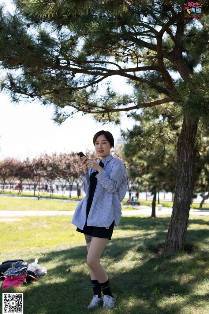 物戀傳媒 No.056 眼神犀利,表情高冷小姐姐的深藍色棉襪 [160P/1V/1.35GB]插圖1