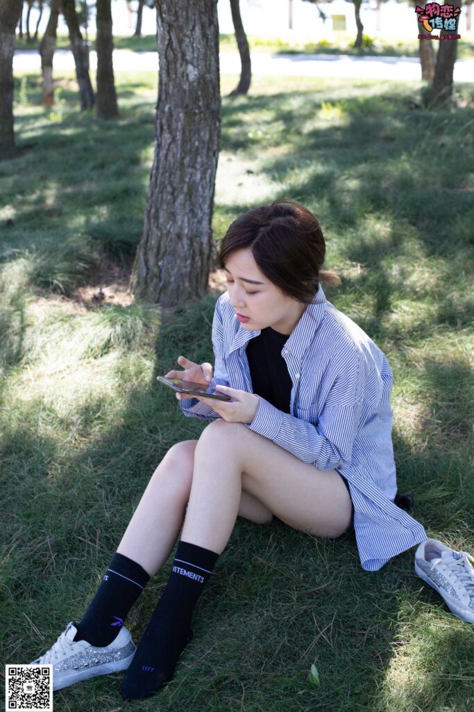 物戀傳媒 No.056 眼神犀利,表情高冷小姐姐的深藍色棉襪 [160P/1V/1.35GB]插圖3