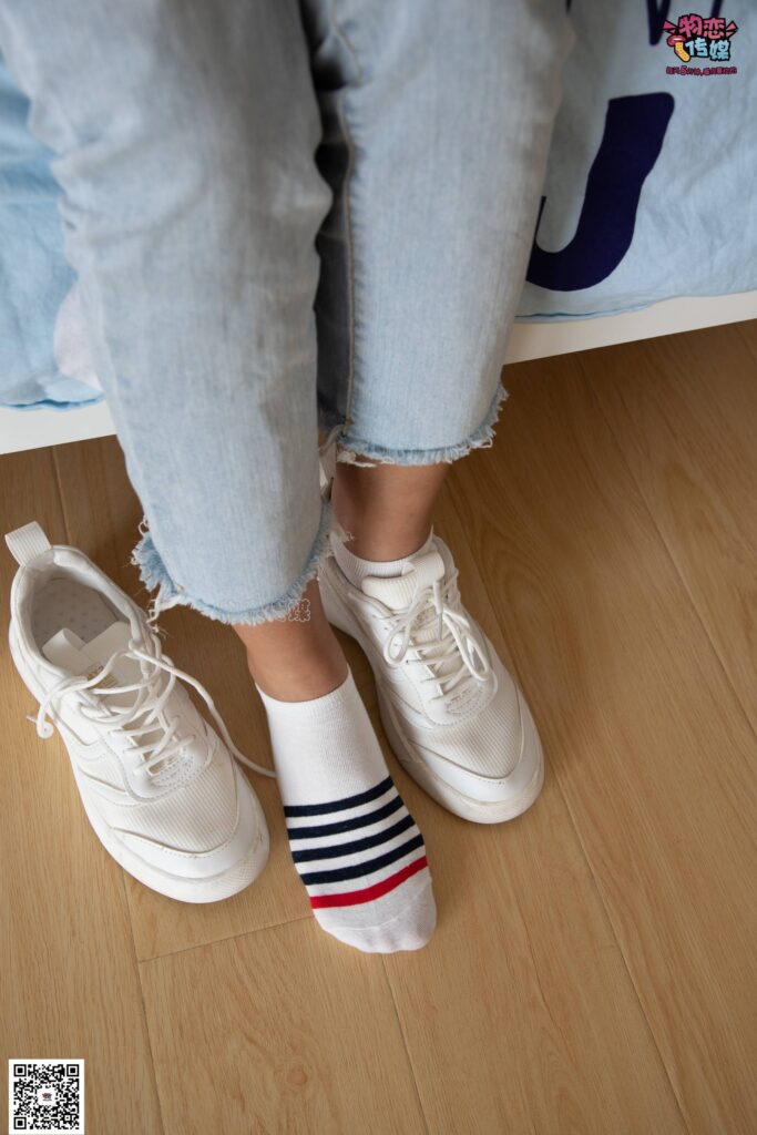 物戀傳媒 No.067 鎖骨的秘密。白色板鞋配白色橫紋棉襪 [189P/1V/1.14GB]插圖3
