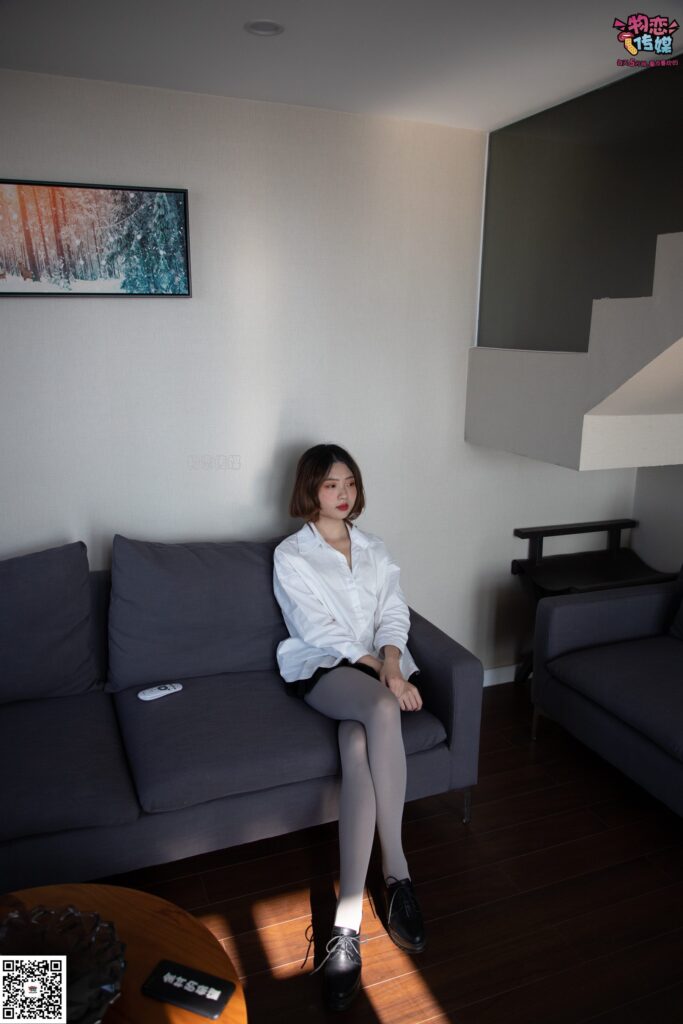 勿戀傳媒 No.076 維維-沙發(fā)、可愛、灰絲與小腳丫 [99P/1V/810MB]插圖1