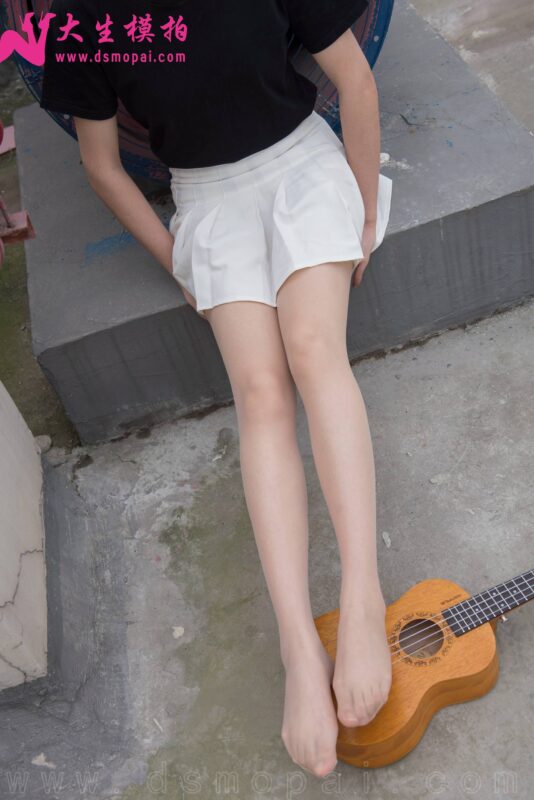 大生模拍 No.004《一元區(qū)》天臺長筒襪[50P/103M]-無料攝影圈