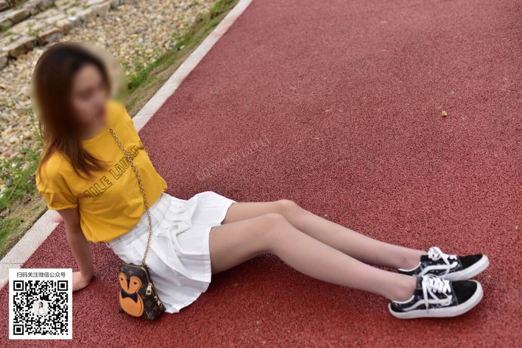 大生模拍 No.066 靜靜-濕潤(rùn)的絲襪腳 [55P/1V/323MB]插圖3