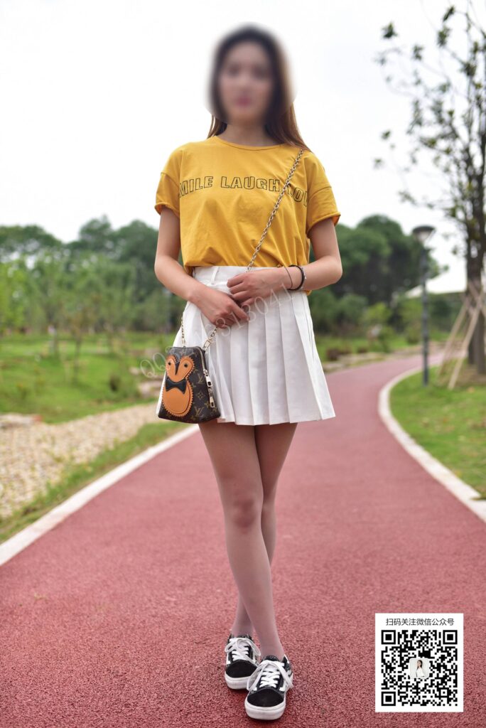 大生模拍 No.066 靜靜-濕潤(rùn)的絲襪腳 [55P/1V/323MB]插圖2