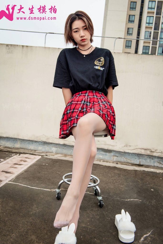 大生模拍 NO.214 小小 天臺美足 [49P/1V/614MB]插圖1