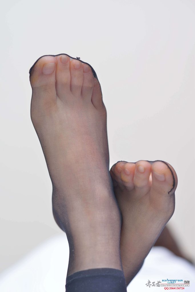 Ecologygreen攝影作品 NO.033 精致又姓感的薄透黑絲腳[42P/71MB]插圖