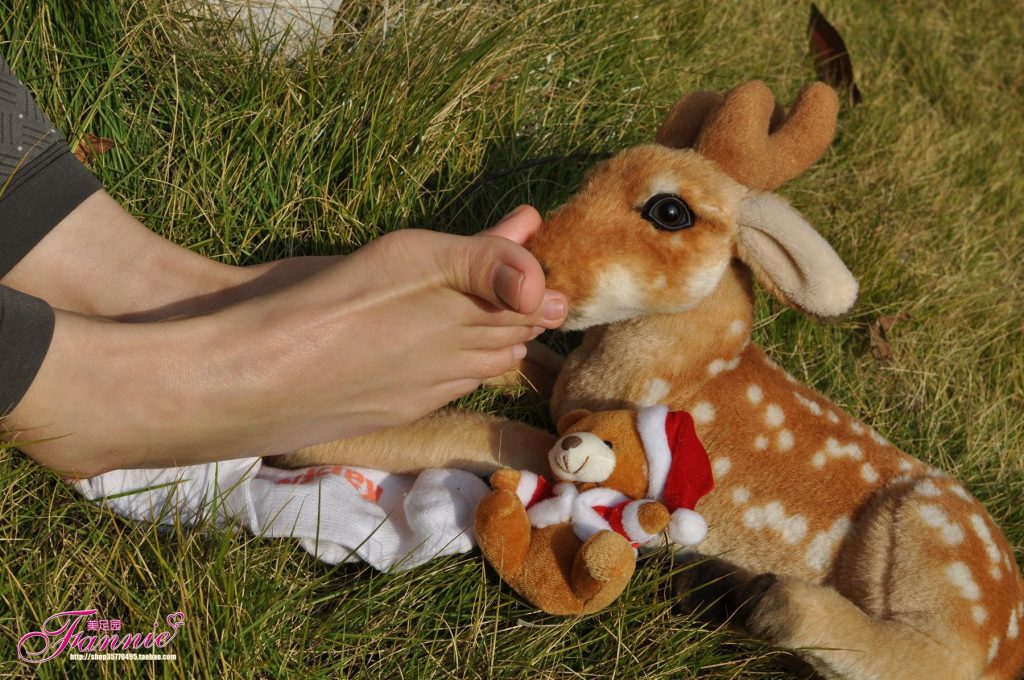 Fannie芬妮美足園 010 2011圣誕快樂（裸足）[79P/140MB]插圖3